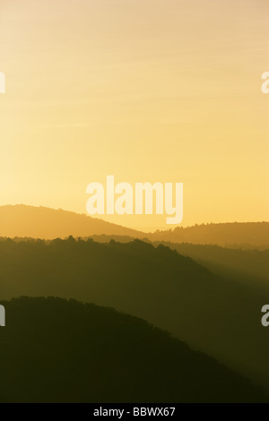 Appalachain montagne au coucher du soleil, vue de plusieurs chaînes de montagnes de reculer en distance. Banque D'Images