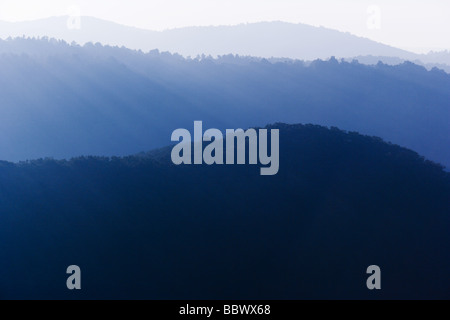 Appalachain montagne au coucher du soleil, vue de plusieurs chaînes de montagnes de reculer en distance. Banque D'Images