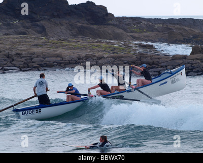 L'équipe de bateau Gig luttant à travers les vagues Banque D'Images