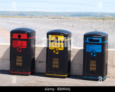 Les bacs de recyclage à Westward Ho !, Devon Banque D'Images
