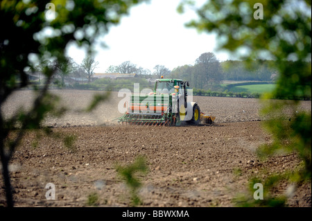 Tracteur John Deere et un semis semoir récolte dans un champ labouré Banque D'Images