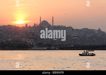 Coucher de soleil sur la Corne d'or, Istanbul, Turquie Banque D'Images