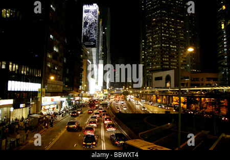 Rue sur l'île de Hong Kong, scène de nuit, Hong Kong, Chine, Asie Banque D'Images