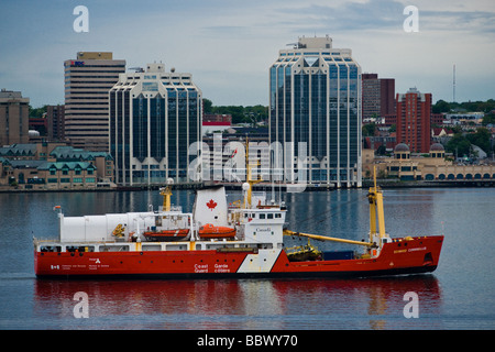 Le navire de la Garde côtière du Canada Edward Cornwallis dans le port de Halifax. Les deux tours de Purdy's Wharf sont à l'arrière-plan. Banque D'Images