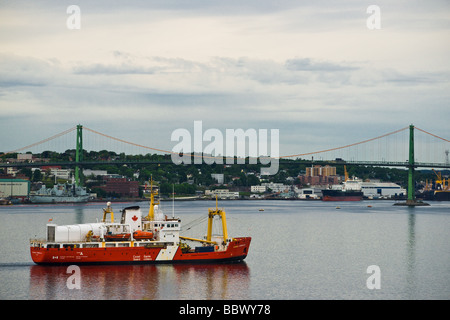 Le navire de la Garde côtière du Canada Edward Cornwallis dans le port de Halifax. Le pont Angus L. McDonald est dans l'arrière-plan. Banque D'Images