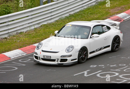 Nürburgring Nordschleife, piste de course, North Bend, les touristes dans une Porsche utilisez la piste de course conduire vite avec leur voiture de sport Banque D'Images