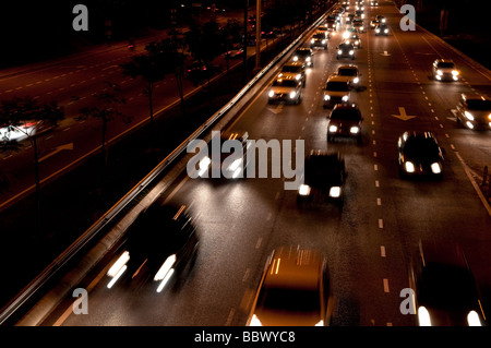 Les wagons sur les routes achalandées de nuit, Kuala Lumpur, Malaisie Banque D'Images