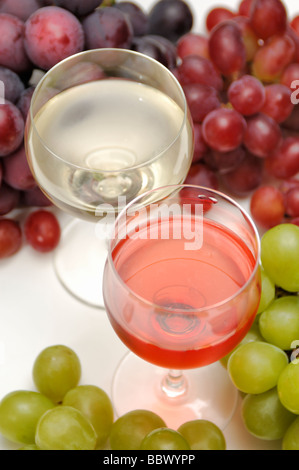 Deux verres de vin et de raisin Banque D'Images