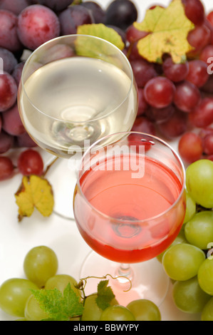 Deux verres de vin et de raisin Banque D'Images