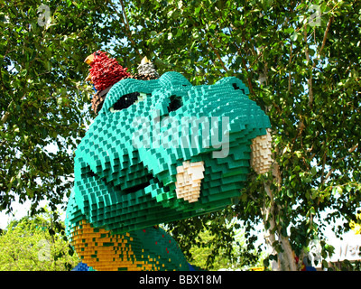 Un Legoland Windsor modèle décrivant la tête d'un Dragon Vert Banque D'Images