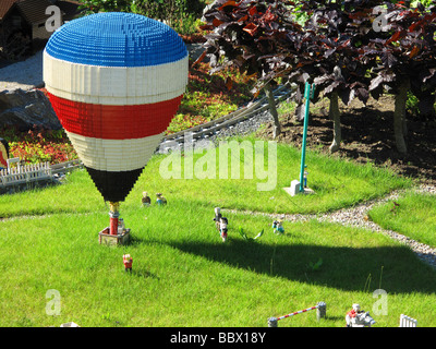 Un Legoland Windsor Miniland représentant une scène hot air balloon taking off Banque D'Images