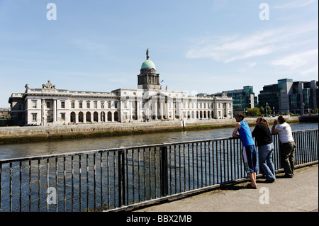 Les personnes à la recherche de l'autre côté de la rivière Liffey vers le Custom House building Dublin République d'Irlande Banque D'Images