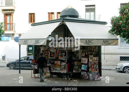 Kiosque sur place du musée dans la région de Sevilla Andalousie Espagne Banque D'Images