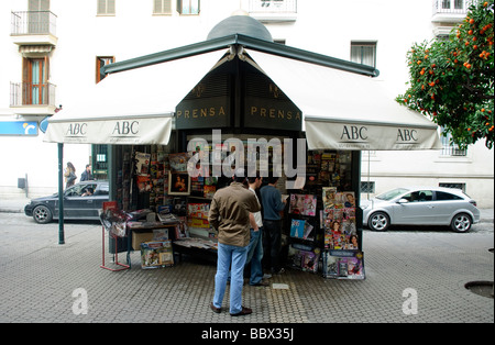 Kiosque sur place du musée dans la région de Sevilla Andalousie Espagne Banque D'Images