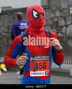 Porteur dans l'Edinburgh marathon dans fancy dress Banque D'Images