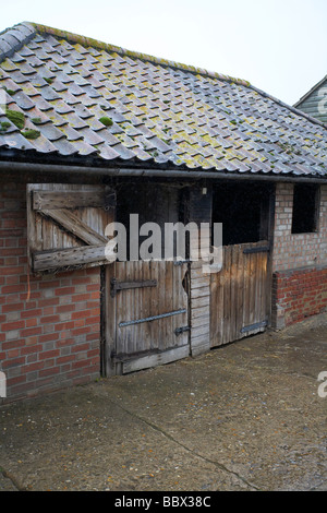 Ancienne étable AVEC PORTES EN BOIS PAS DE CHEVAUX Banque D'Images