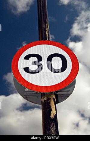 Une limite de vitesse de 30 signer contre un ciel bleu sur une chaude journée au Royaume-Uni Banque D'Images