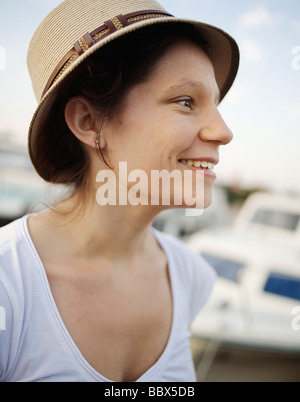 Une femme portant un chapeau de la Suède. Banque D'Images