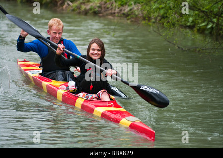 Action sur le Kennet and Avon Canal comme deux jeunes gens le long de la vitesse dans le canot à Devizes à Westminster en 2009 Banque D'Images