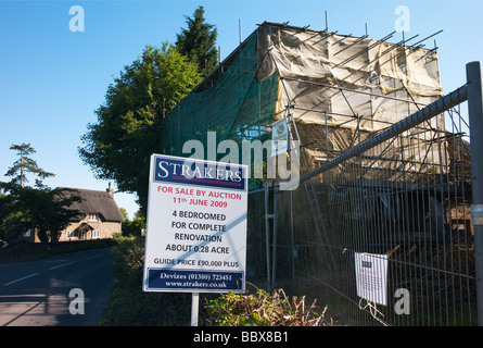 Possibilité de développement de construction chalet abandonné dans un petit village anglais de vieilles chaumières Banque D'Images