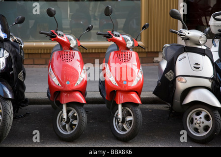 Des scooters garés sur une ligne dans une rue de Londres, Londres, Angleterre. Banque D'Images