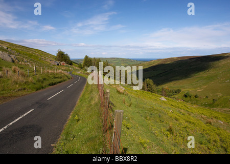 Route de montagne du pays à travers la route panoramique glenaan glenaan le comté d'Antrim en Irlande du Nord uk Banque D'Images