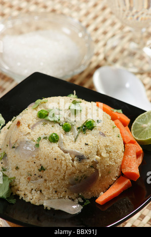 Upma est essentiellement un élément petit-déjeuner indien du sud et est habituellement fait avec les grains de blé raffiné Banque D'Images