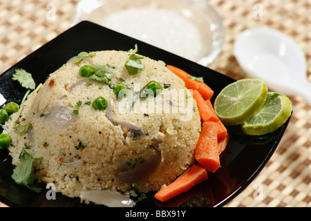 Upma est essentiellement un élément petit-déjeuner indien du sud et est habituellement fait avec les grains de blé raffiné Banque D'Images