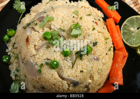 Upma est essentiellement un élément petit-déjeuner indien du sud et est habituellement fait avec les grains de blé raffiné Banque D'Images