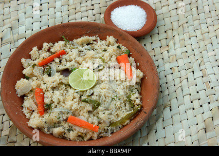 Upma est essentiellement un élément petit-déjeuner indien du sud et est habituellement fait avec les grains de blé raffiné Banque D'Images