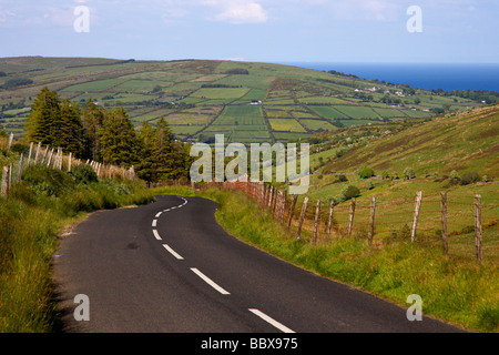 Pays sinueuse route de montagne à travers la route panoramique glenaan glenaan le comté d'Antrim en Irlande du Nord uk Banque D'Images
