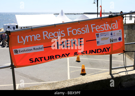 La publicité de bannière festival du fossile Lyme Regis Banque D'Images