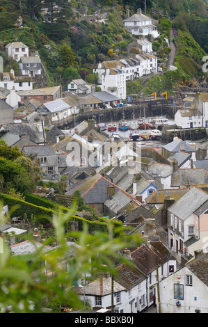 Vue sur les toits et le port de Polperro village, Cornwall, UK Banque D'Images