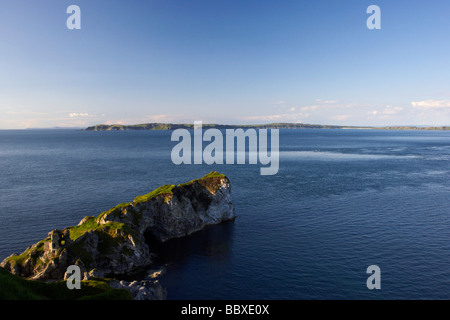 Kinbane castle et kinbane head blanc pointe avec la moyle, mer et l'île de Rathlin dans l'arrière-plan nord du comté d'Antrim Coast Banque D'Images