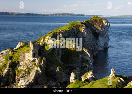 Kinbane castle et kinbane head blanc pointe avec la moyle, mer et l'île de Rathlin dans l'arrière-plan nord du comté d'Antrim Coast Banque D'Images