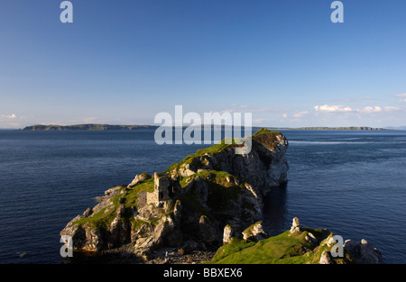 Kinbane castle et kinbane head blanc pointe avec la moyle, mer et l'île de Rathlin dans l'arrière-plan Amérique du comté d'Antrim Banque D'Images