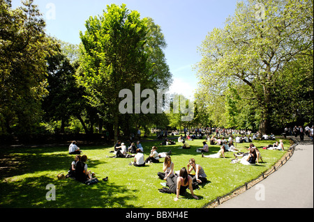 Les employés de bureau sur pause déjeuner à St Stephen s Green Park dans le centre de Dublin République d'Irlande Banque D'Images