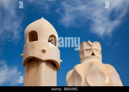 Cheminées sur Casa Mila par Antoni Gaudi, Barcelone, Espagne Banque D'Images