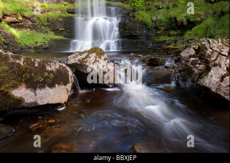 La Uldale Falls sur la rivière sur Rawthey Baugh est tombé dans l'extrémité est de l'Angleterre Cumbria Fells Cap Sud Banque D'Images