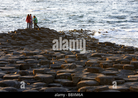 Les touristes à pied sur la Chaussée des Géants le comté d'Antrim Coast Irlande du Nord uk europe Banque D'Images