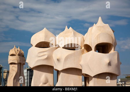 Cheminées sur Casa Mila par Antoni Gaudi Barcelone Espagne Banque D'Images