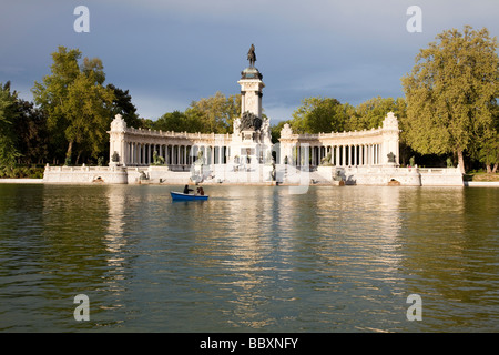 Lac de plaisance parc Retiro, Madrid Espagne Banque D'Images