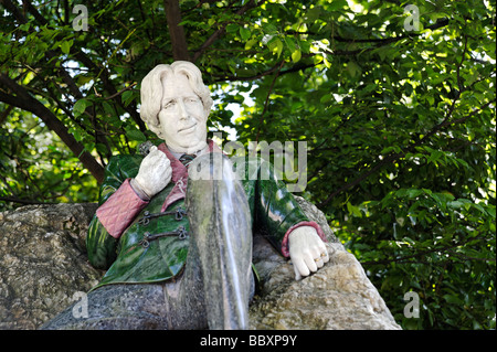 Oscar Wilde hommage par le sculpteur Danny Osborne dans Merrion Square park Dublin République d'Irlande Banque D'Images