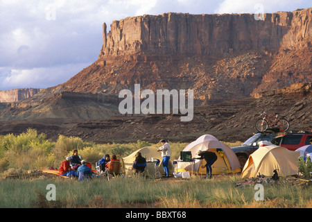Camping de groupe le long de la Rim Trail Blanc à Canyonlands National Park Utah USA Banque D'Images