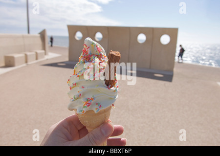 Manger une glace sur la promenade de Cleveleys Banque D'Images