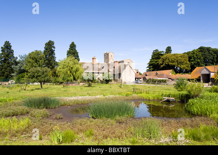 Priory Farm et l'église du Prieuré de St Mary à Deerhurst, Gloucestershire, Royaume-Uni Banque D'Images