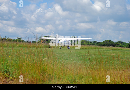 Avions ultralégers taxer sur l'herbe d'aviation à popham Hampshire. Banque D'Images