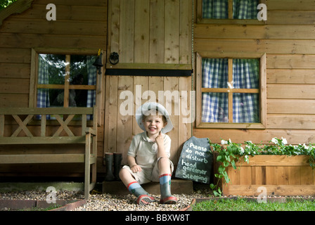 2 ans chef jardinier hors de son hangar, Chawton, Hampshire UK Banque D'Images