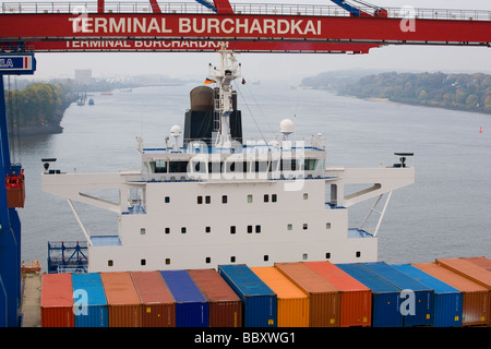 Les conteneurs à bord d'un conteneur amarré attendent d'être déchargés au terminal Burchardkai, port de Hambourg, Allemagne. Banque D'Images