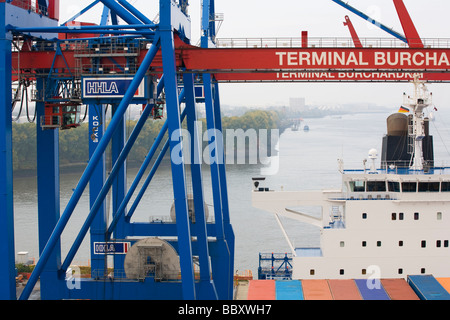 Les conteneurs à bord d'un conteneur amarré attendent d'être déchargés au terminal Burchardkai, port de Hambourg, Allemagne. Banque D'Images